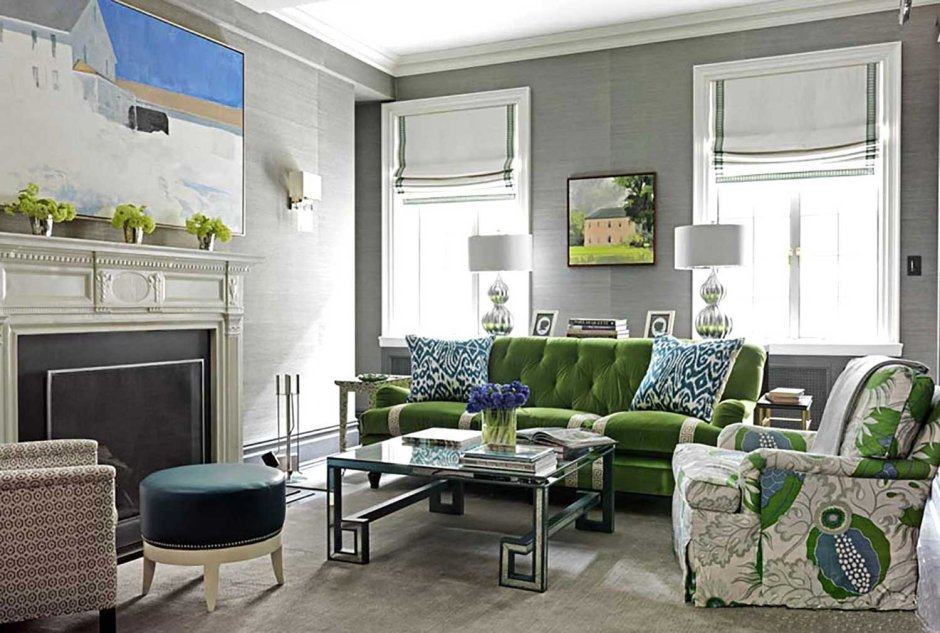 Гостиная с зеленым бархатным диваном