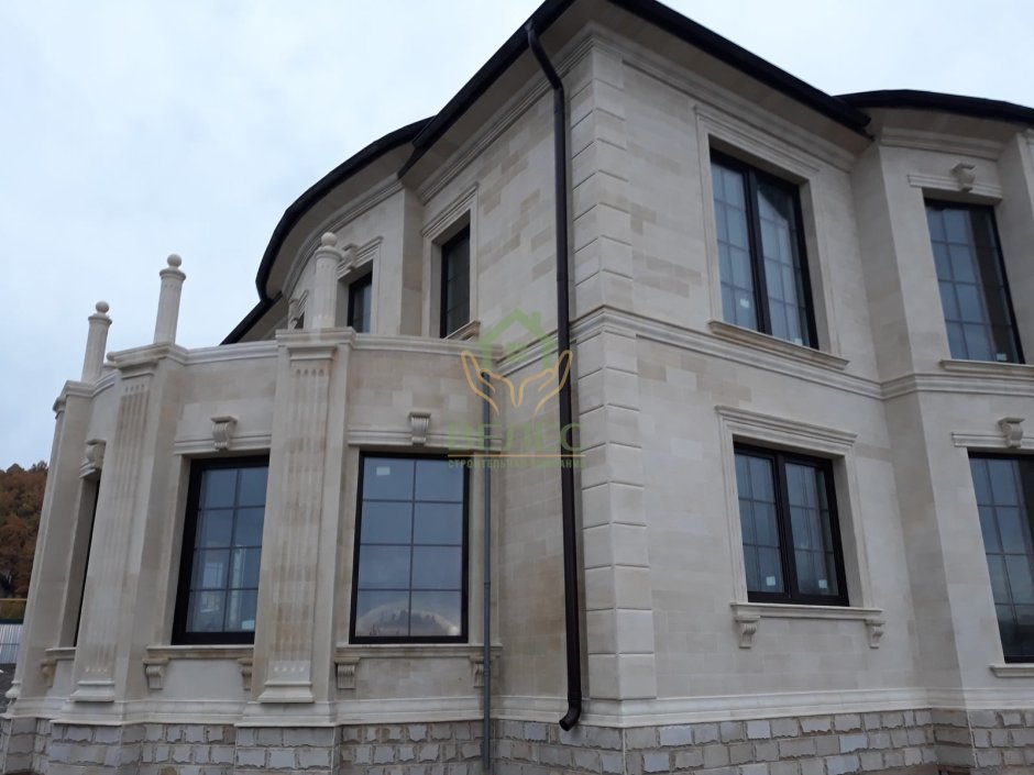 Дом в современном стиле облицованный дагестанским камнем