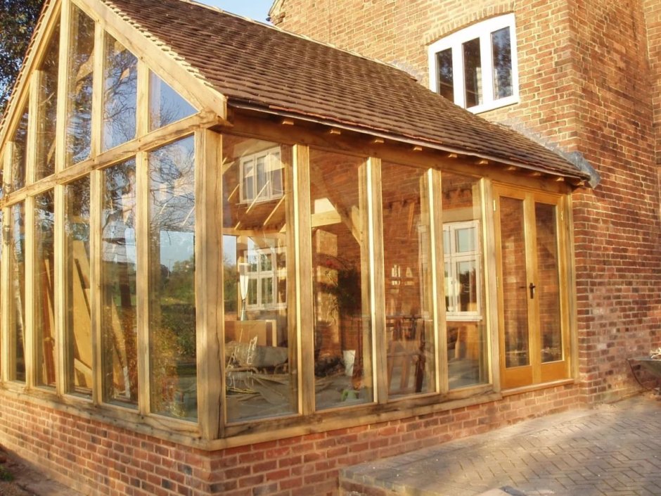 Беседка с колоннами из кирпича