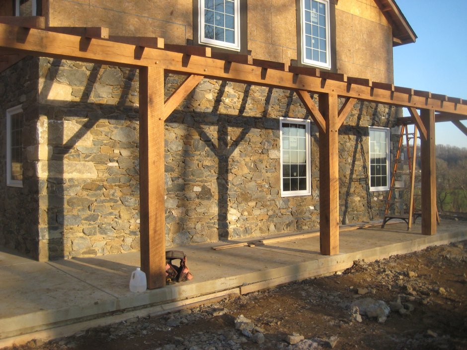 Терраса к кирпичному дому