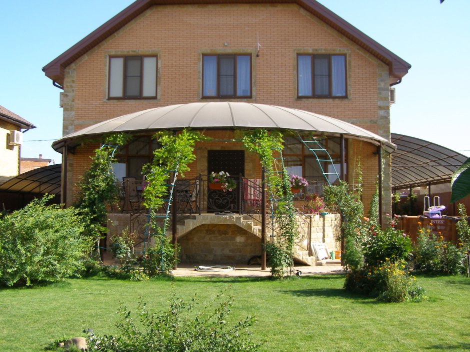 Зона барбекю на даче закрытая