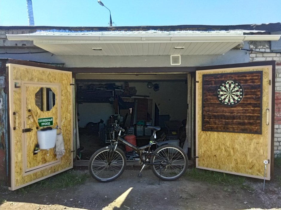 Полка над воротами в гараже