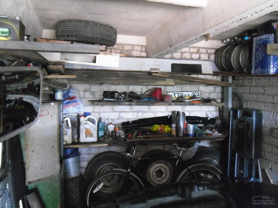 Стеллажи внутри гаража