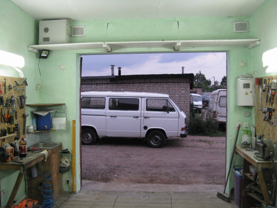 Полка над воротами в гараже