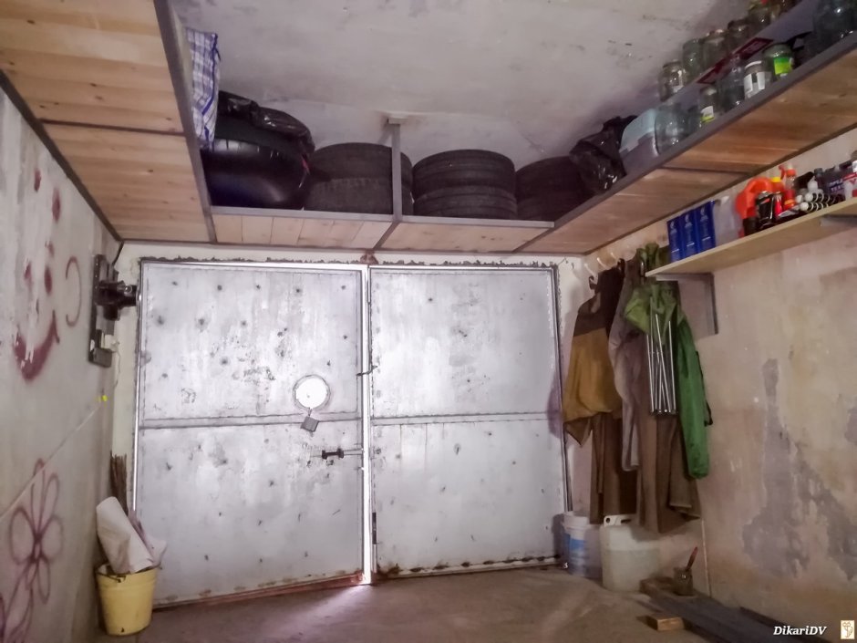 Стеллаж над воротами в гараже