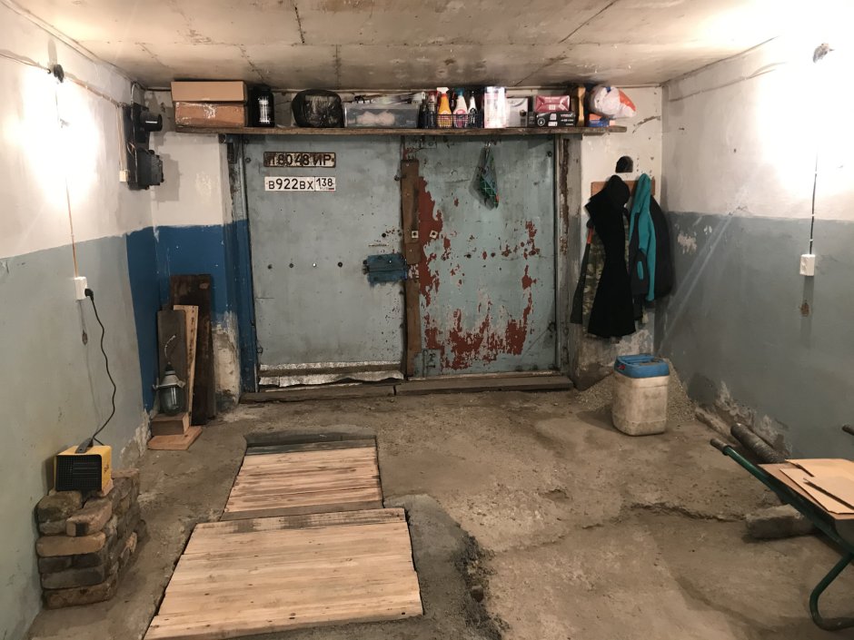 Полка над воротами в гараже