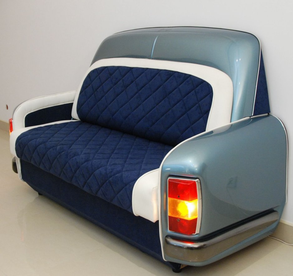 Диван из машины