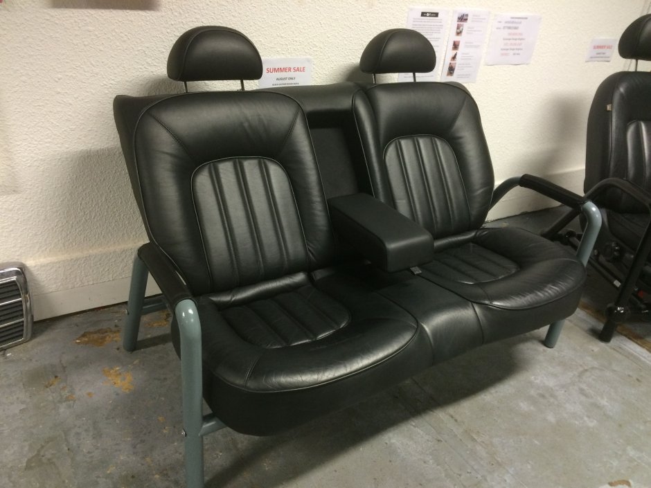 Диванчик из автомобильных сидений