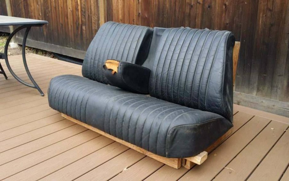 Диван из автомобильных сидений