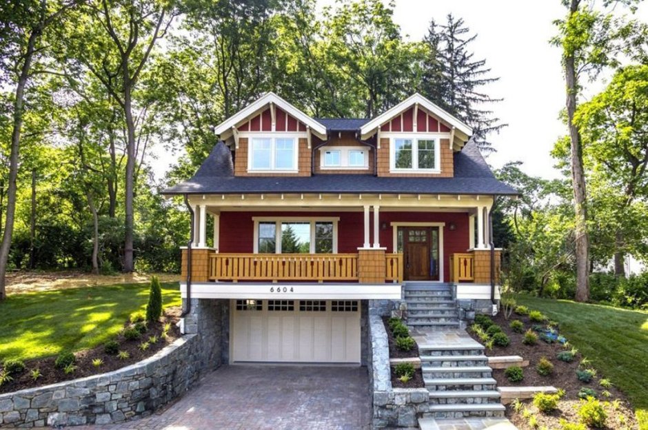 Двухэтажный домик с террасой на склоне