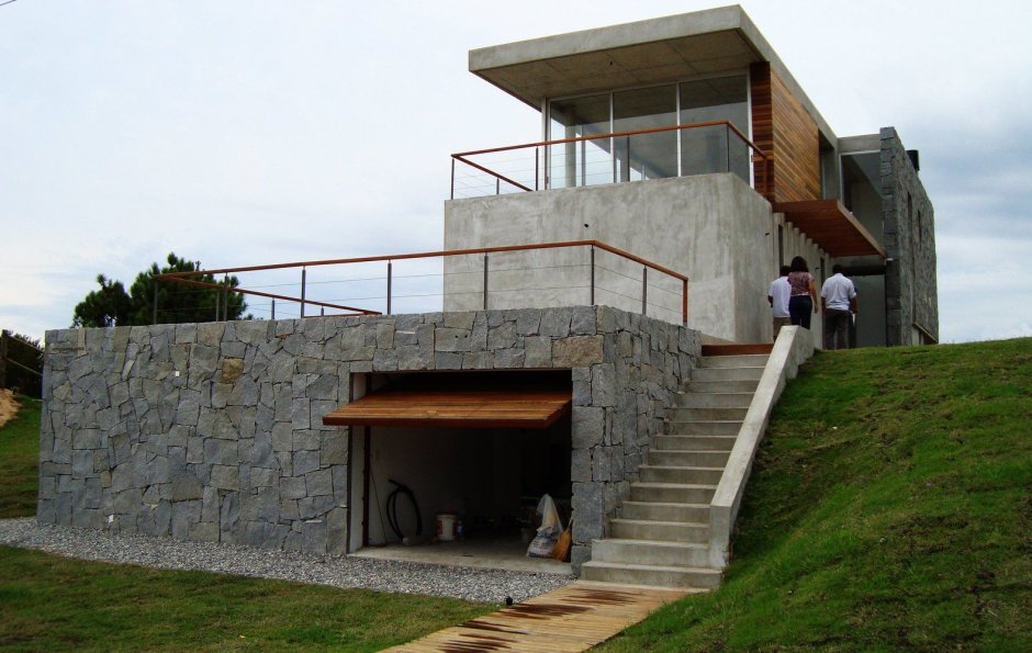 Дом на склоне горы с гаражом