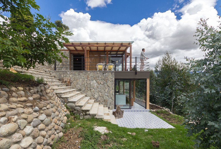 Дом на склоне с террасой