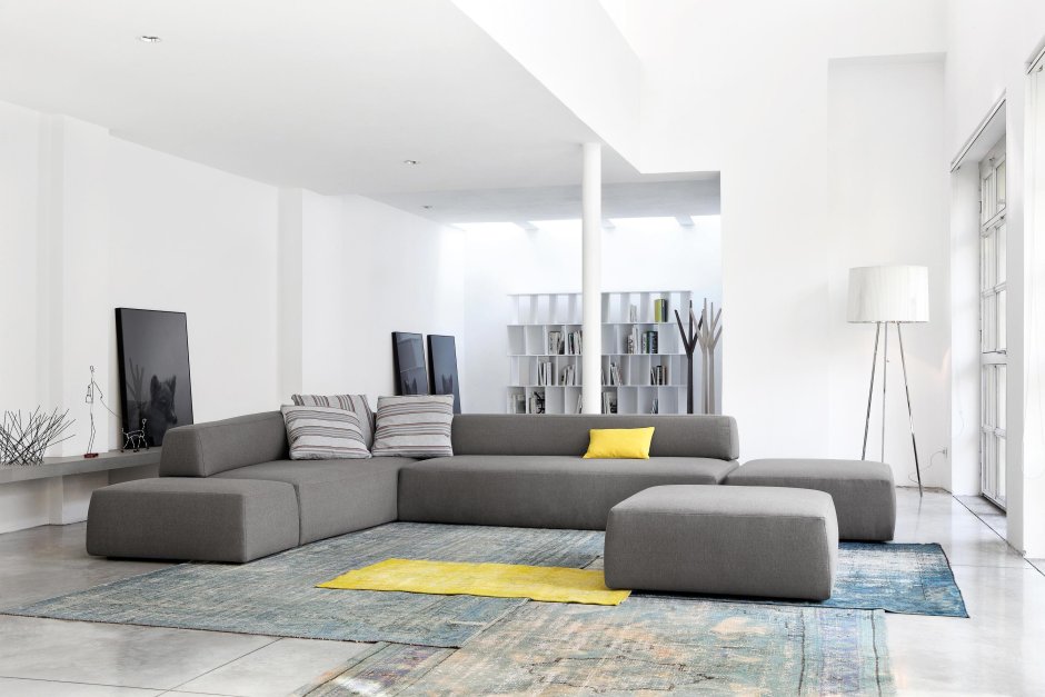 Серый диван