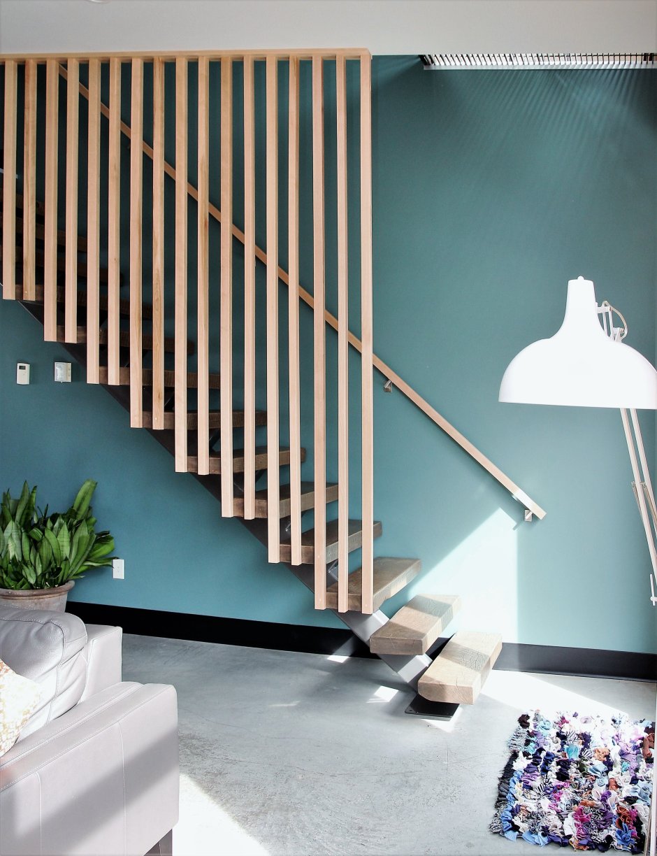 Ограждение лестницы деревянными рейками