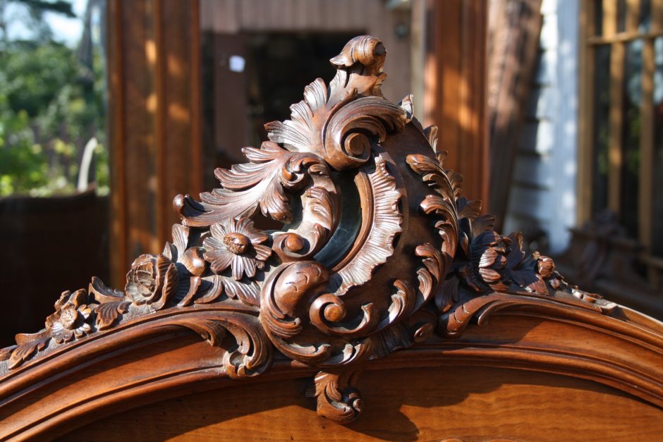 Изысканная резная мебель