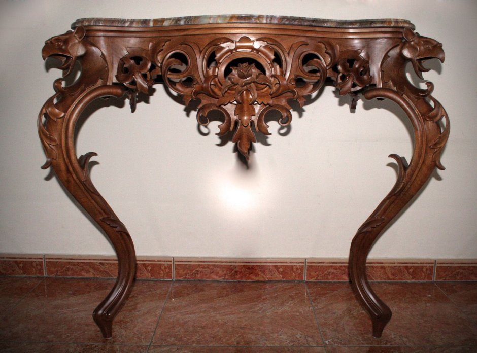 Резной шкаф из дерева в стиле 19 века