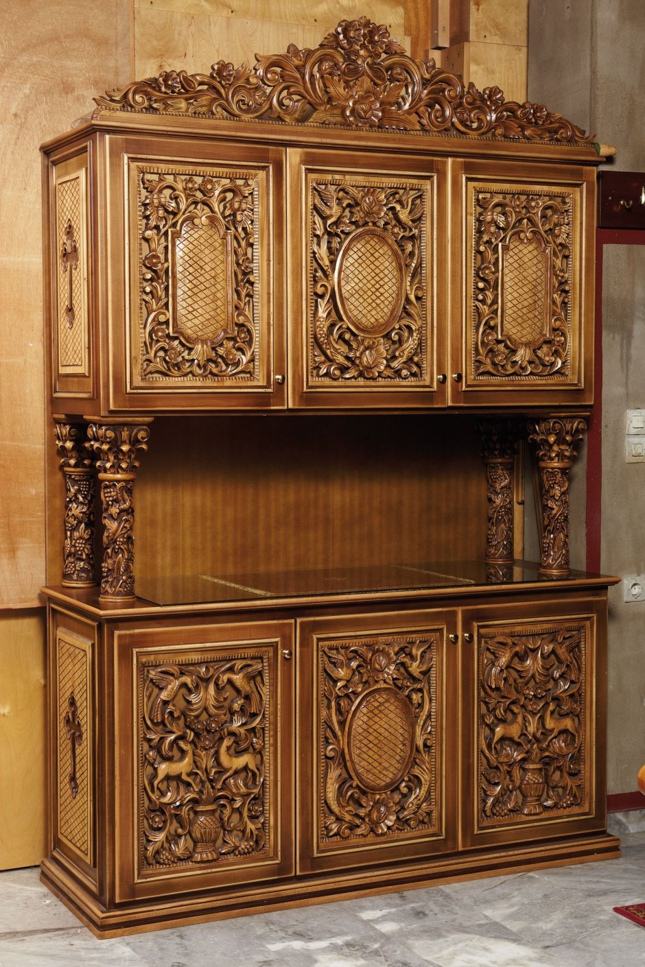 Старинная резная мебель