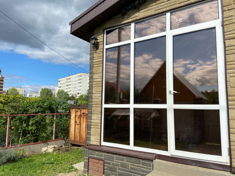 Балкон с зеркальными стеклами