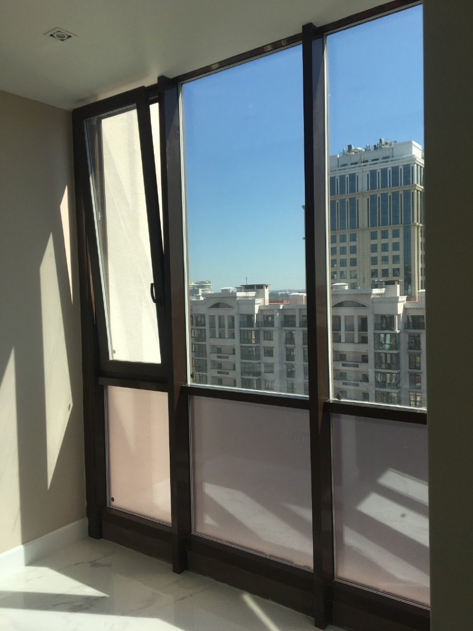 Панорамный балкон с перилами