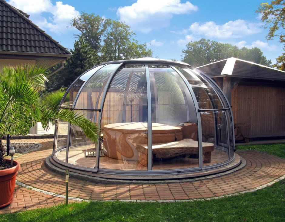 Круглая стеклянная беседка