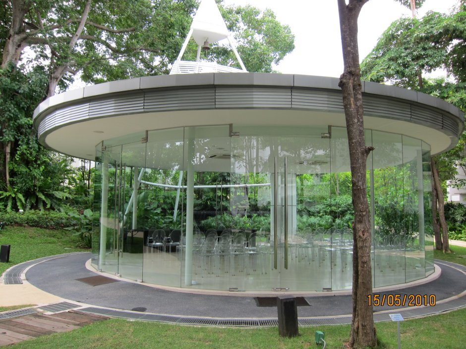 Круглая стеклянная беседка
