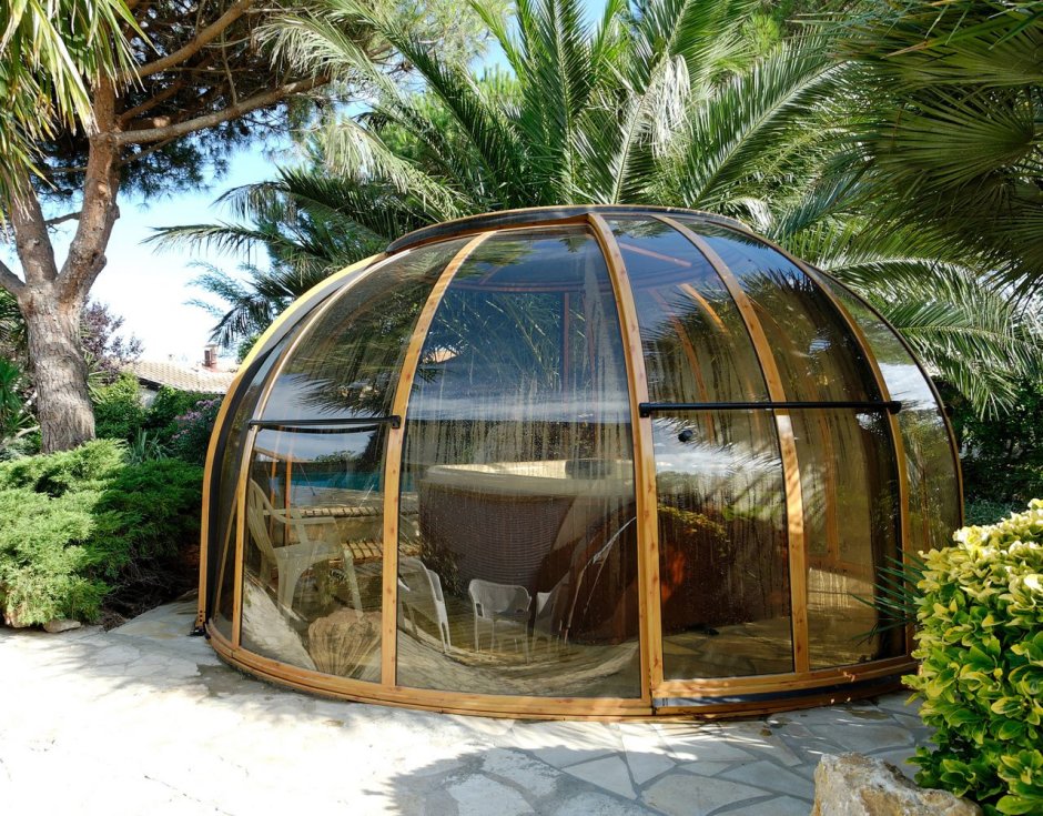 Круглая стеклянная беседка