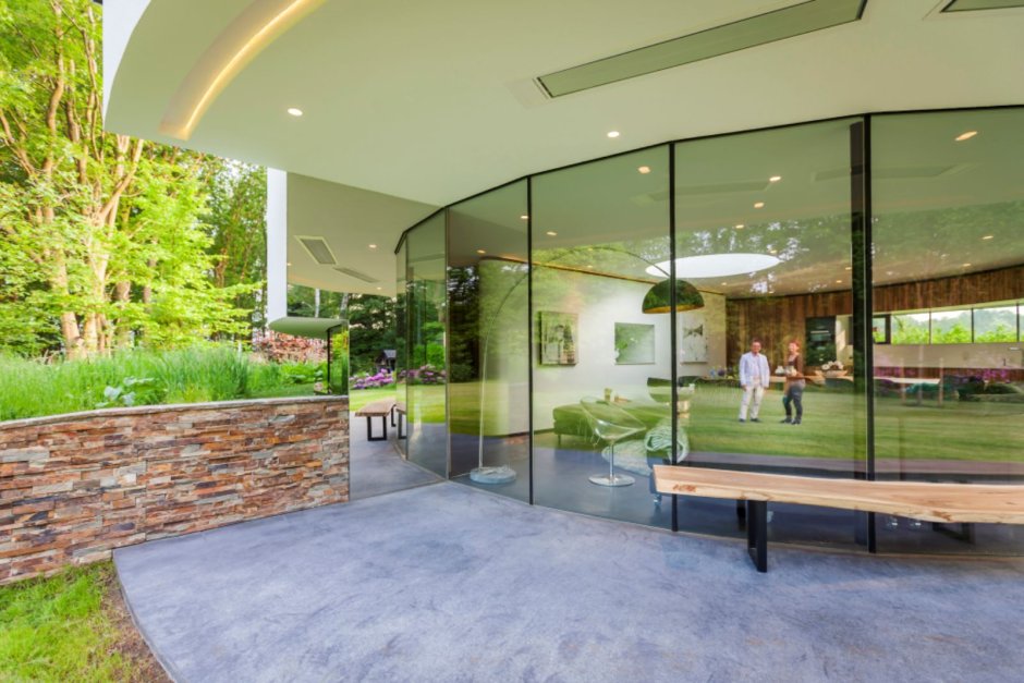 Дом со стеклянной стеной