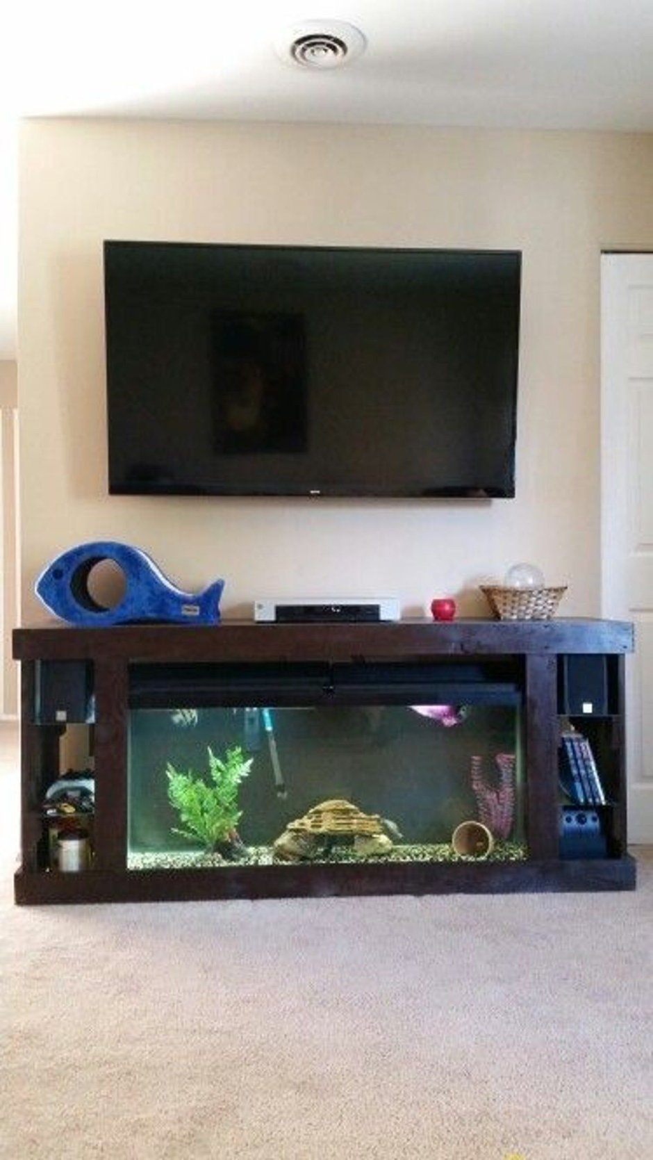 Аквариум под телевизором