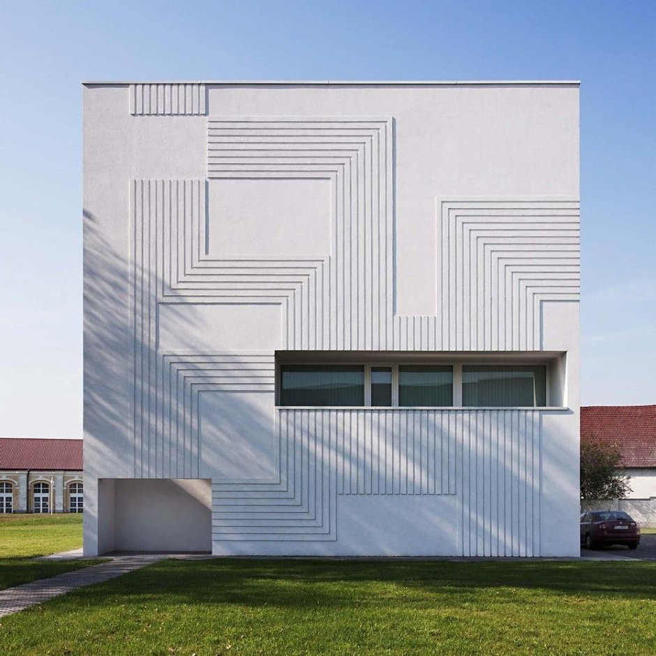 Фасад здания фронтально