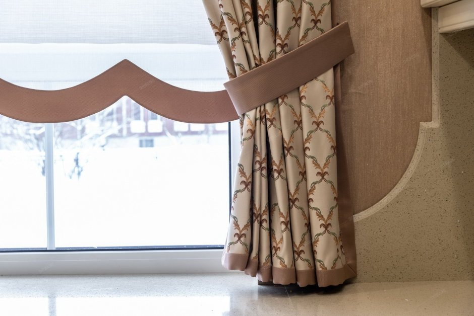 Римская штора с фигурным краем