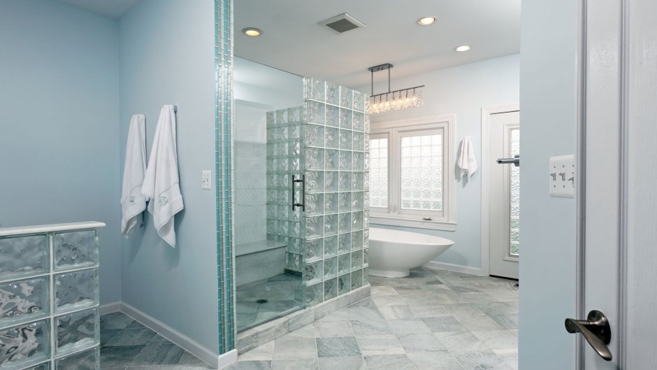 Стеклянные блоки для перегородок и душевых кабин в Леруа