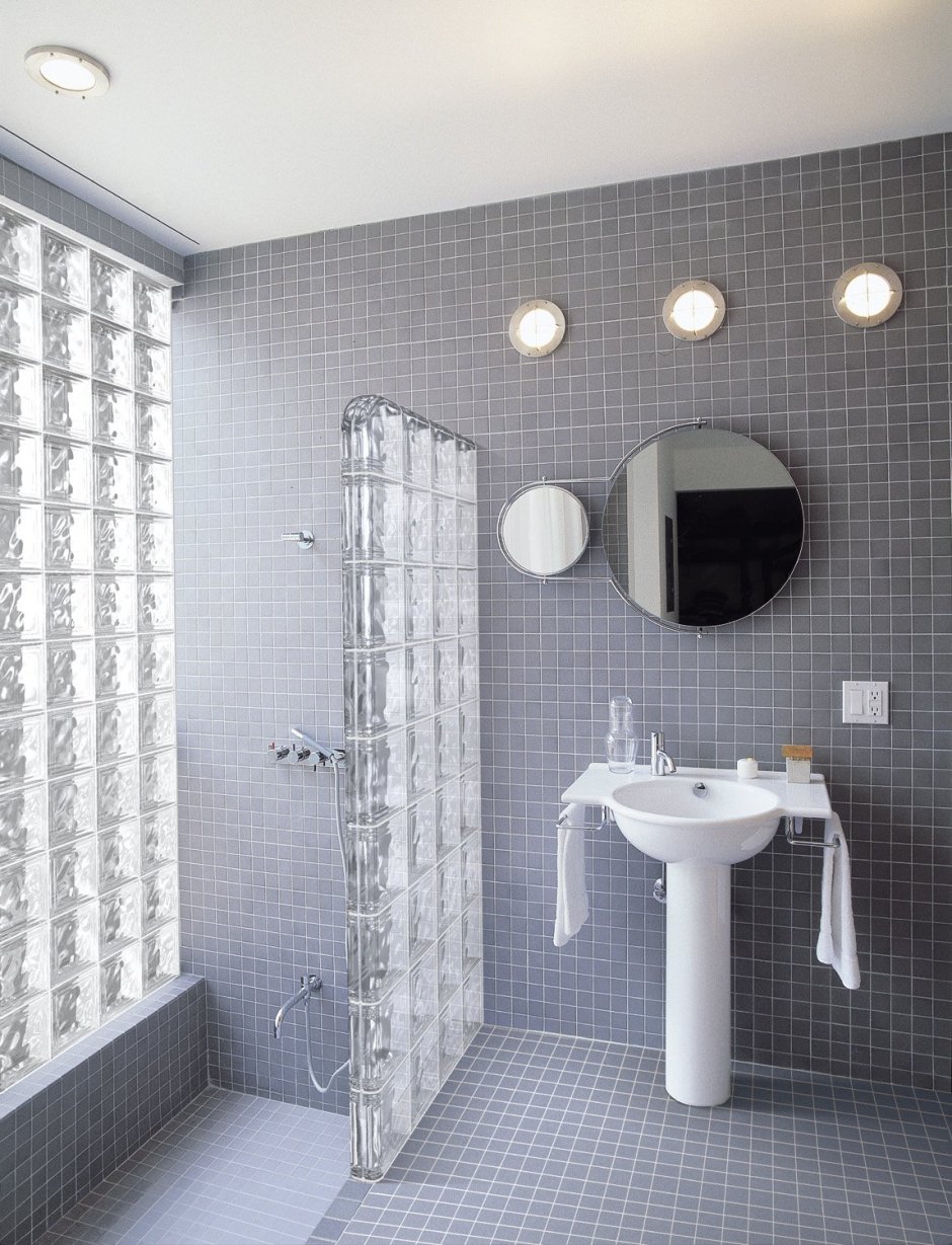 Стеклянные блоки для стен в ванной