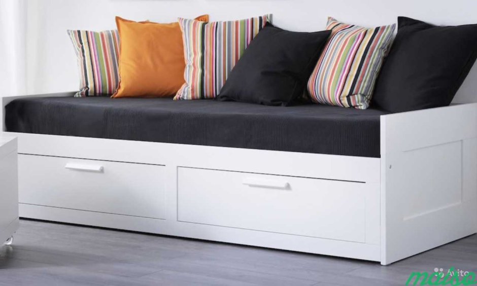 Кровать с вядвижными ящика