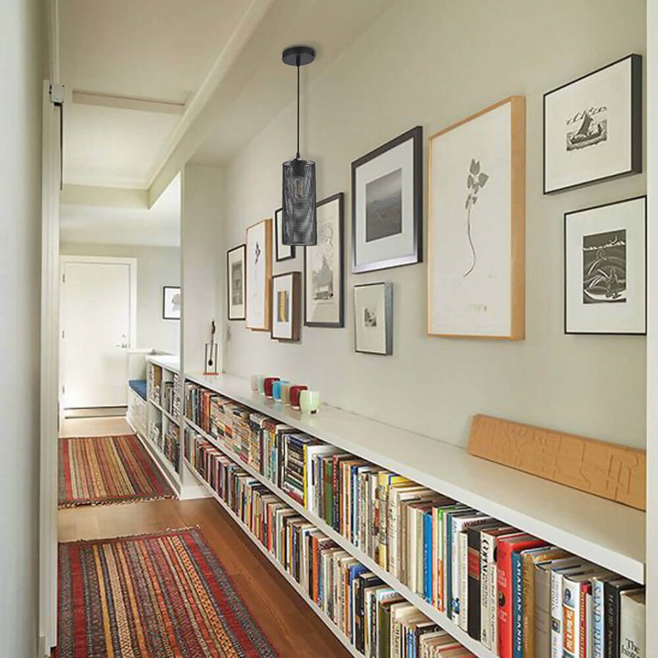 Длинный стол вдоль стены