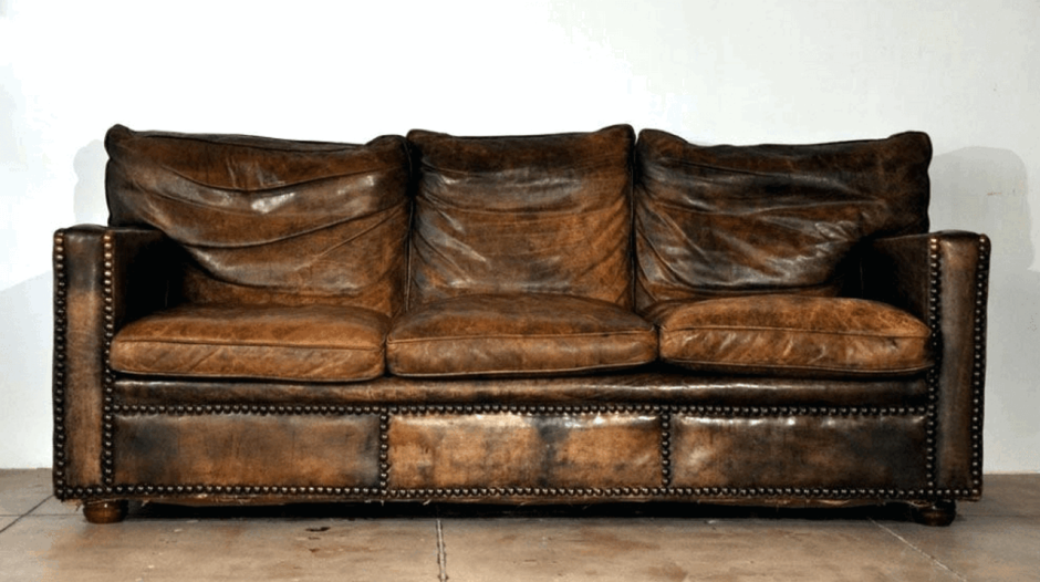 Потертый кожаный диван