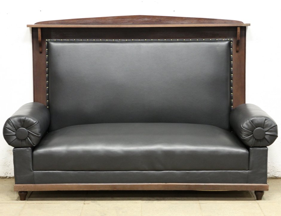 Старинный кожаный диван