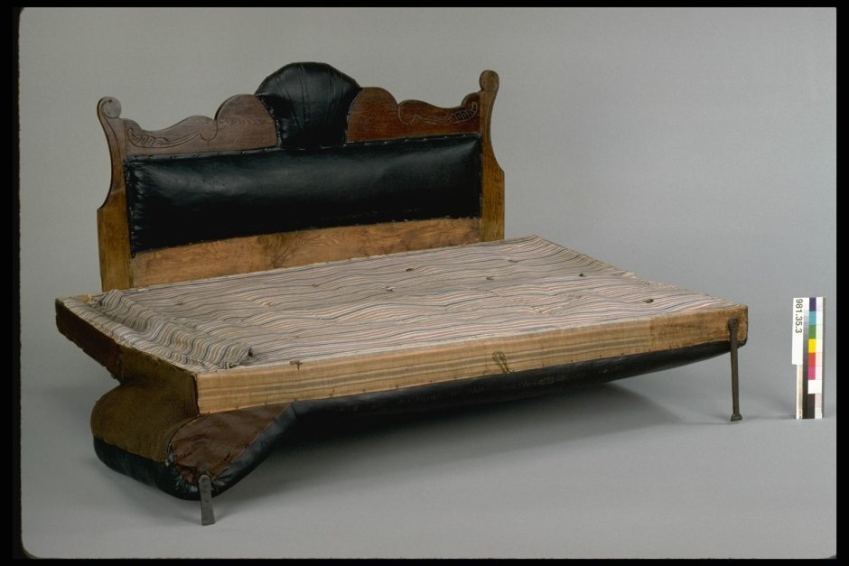 Старая деревянная кровать