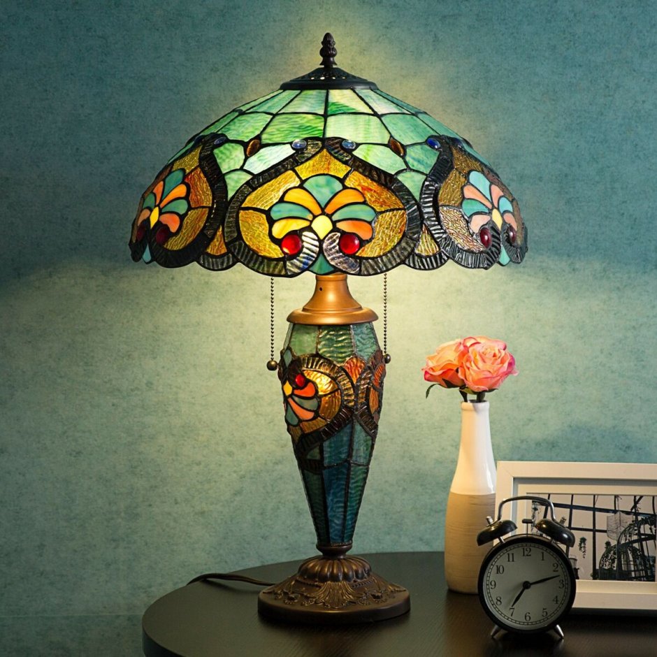 Светильник Тиффани в интерьере прихожей