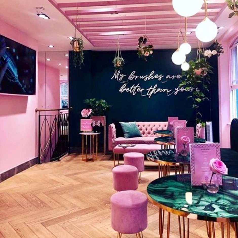 Малиновое пальто образы