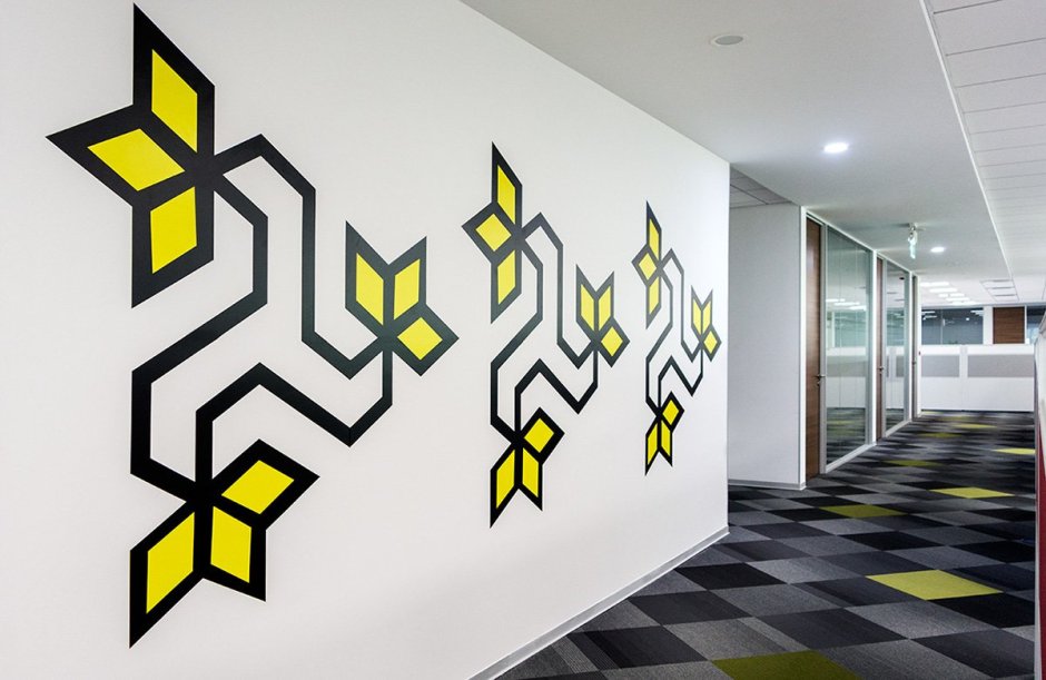 Ломаные линии на стене