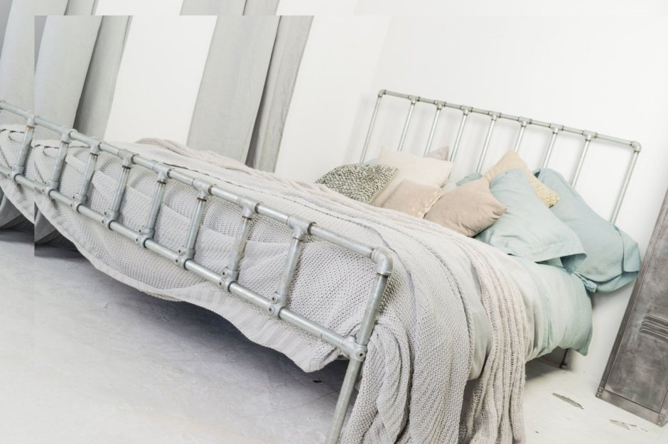 Кровать из труб