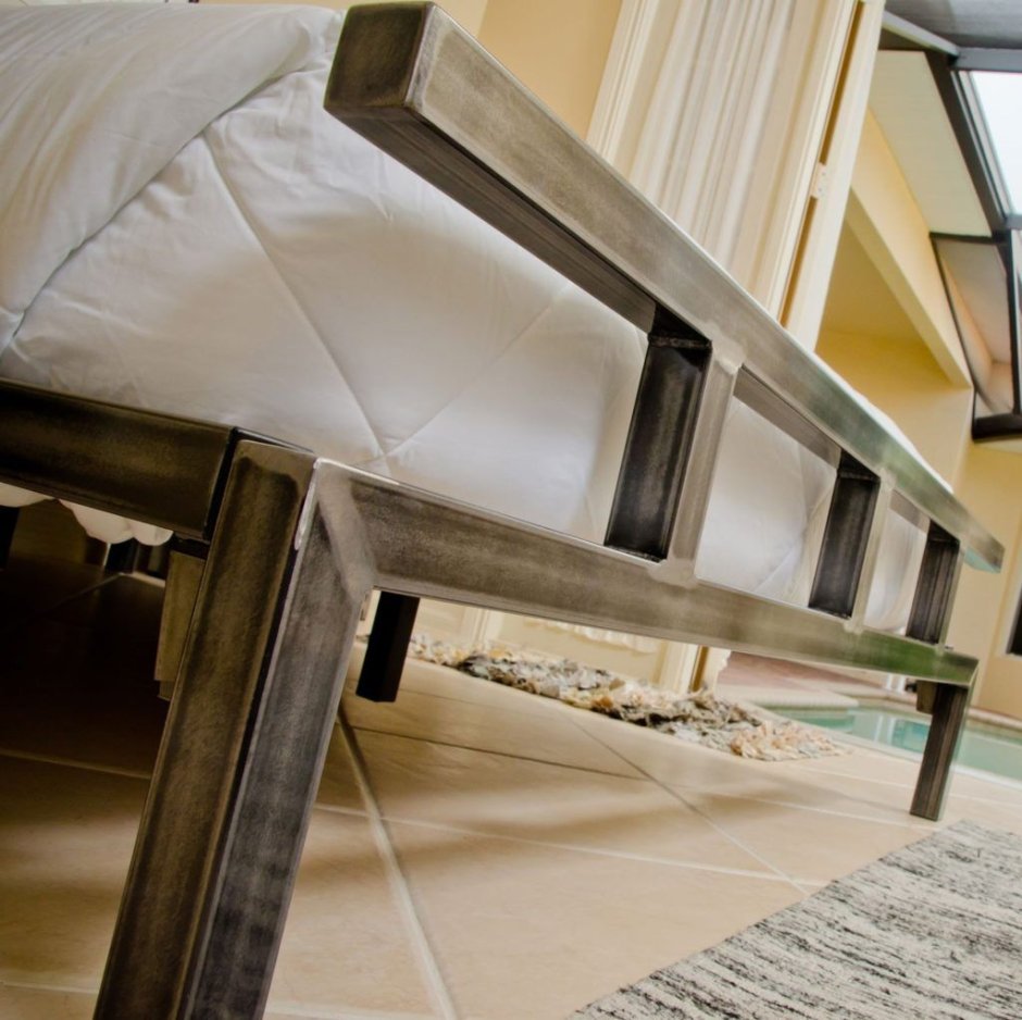 Кровать из профильной трубы в стиле лофт