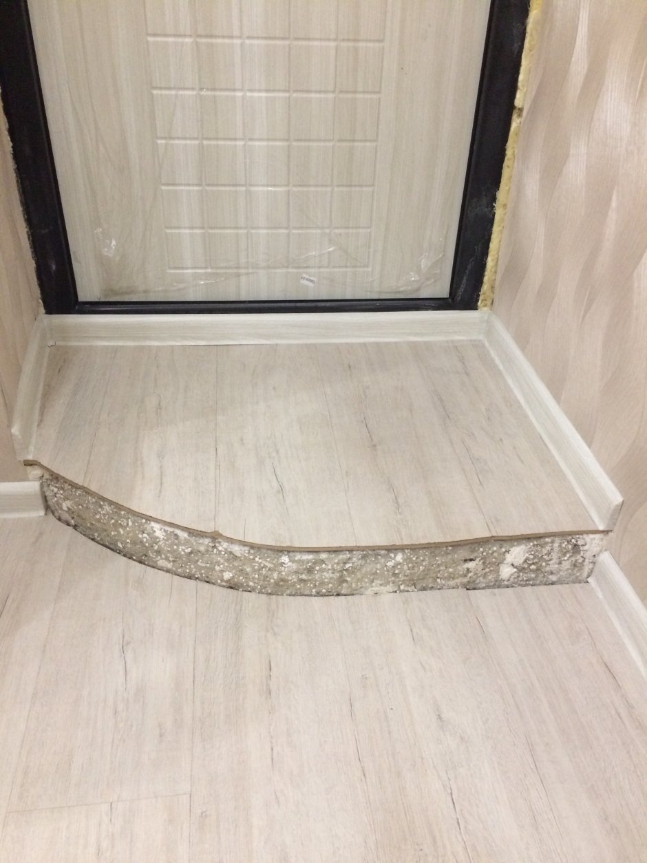 Порожек из плитки в коридоре
