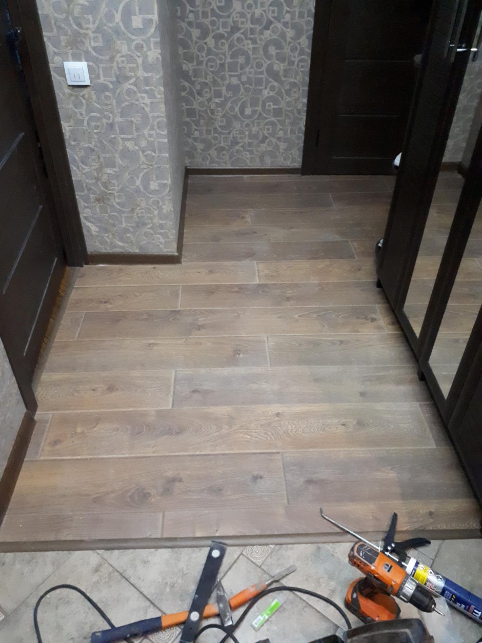 Плитка под ламинат в прихожей