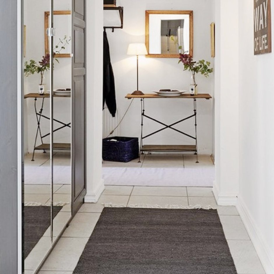 Зеркало в маленькой прихожей