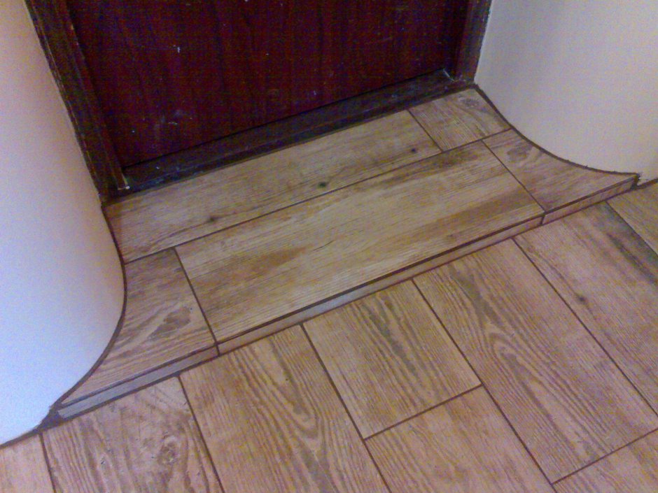 Плитка у порога в прихожей