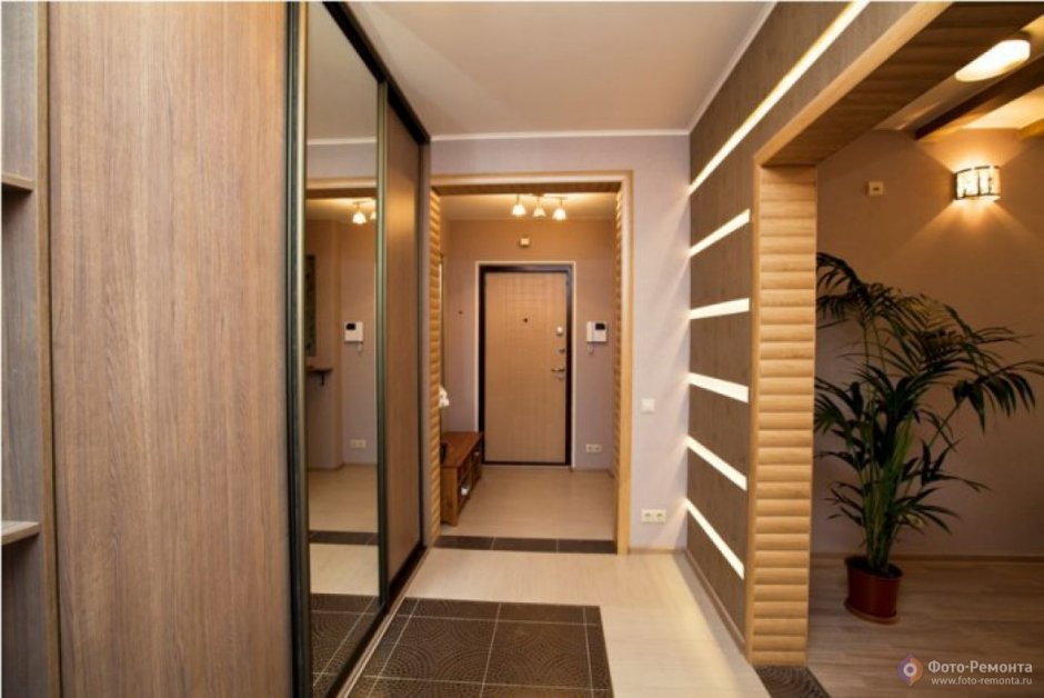 Подиум у входной двери