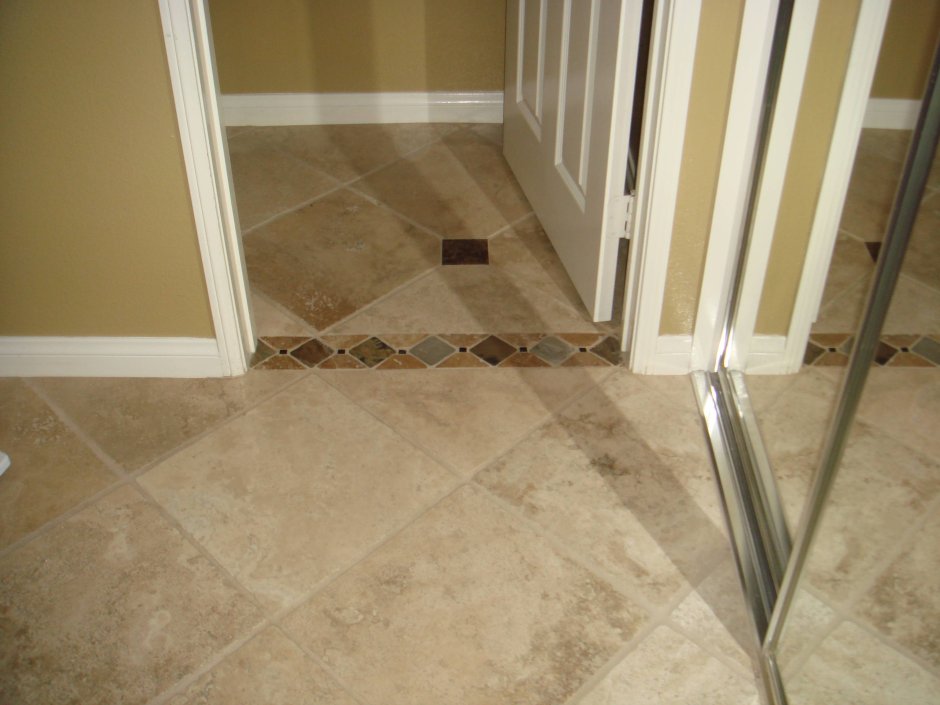 Бордюр из плитки в коридоре