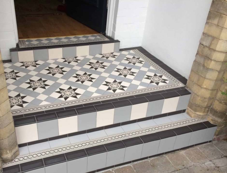 Плитка у порога в прихожей