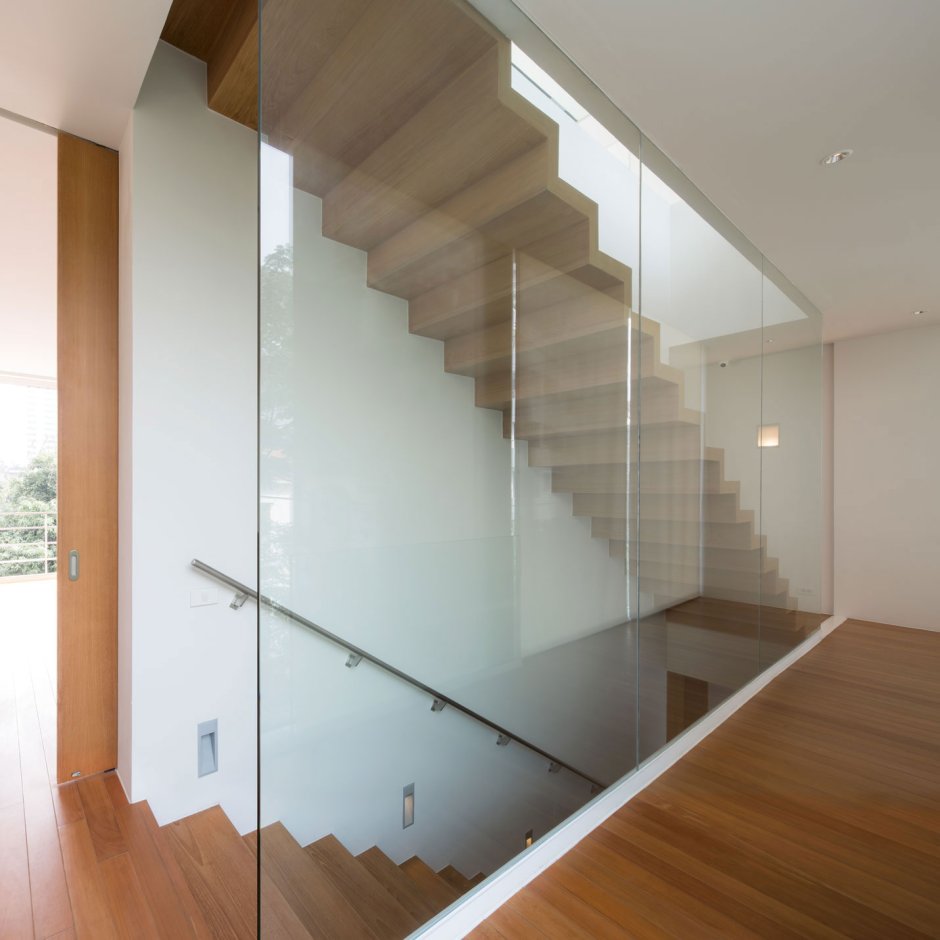 Стеклянные перегородки для лестницы